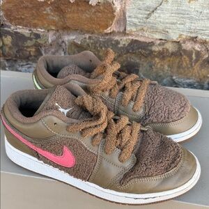 Nike Kids Sneakers in Brown and Pink